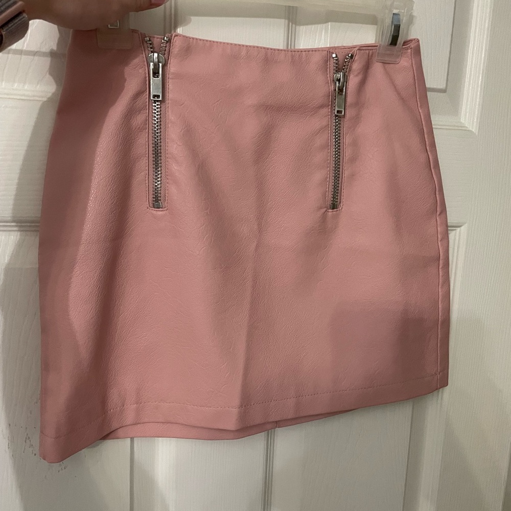 Pink leather skirt with front zipper detailing